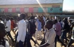 مقتل 5 محتجين سودانيين واعلان حال الطوارئ في 4 مدن