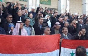 اهالي القامشلي يرفعون العلم السوري وينددون بالتدخل التركي