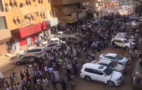تواصل الاحتجاجات بالسودان والشرطة تطلق قنابل الغاز+فيديو