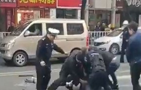 هجوم اتوبوس ربوده‌شده به میان جمعیت در چین، 5 کشته و 21 زخمی بر جا گذاشت + ویدیو