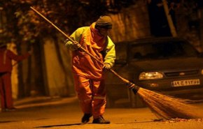 شاهد في ايران... طلبة العلوم الدينية يتطوعون في تنظيف شوارع مدينة كناباد 