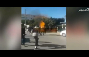 بالفيديو/ اعتقال 18 متظاهرا بتونس بعد حرق صحفي نفسه