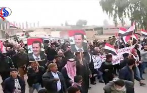 تجمع اعتراضی در رقه در حمایت از ارتش سوریه و اعتراض به تهدیدهای ترکیه