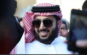 السعوديون يحتفون باعفاء تركي آل الشيخ وهو يرد عليهم!