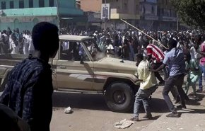 الشرطة السودانية تطلق قنابل الغاز لتفريق المحتجين في أم درمان