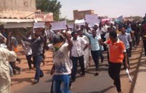 هدوء حذر في السودان والبشير يتهم الدول الكبرى بابتزاز بلاده