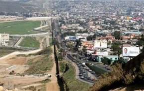 الرئيس المكسيكي يحقق مشروعا اقتصاديا عبر الحدود مع امريكا!