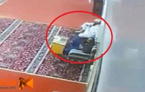 بالفيديو.. شاهد لحظة وفاة رجل داخل مسجد بالسعودية 