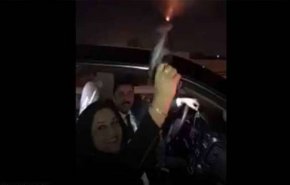 شاهد بالفيديو.. نائبة عراقية تحمل سلاحا وتطلق النار بالهواء