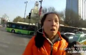 بالفيديو: رد فعل صادم لشرطي ضد امرأة تجاهلت إشارات المرور