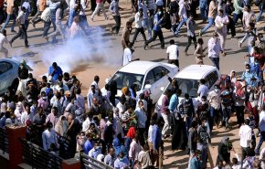 إطلاق الغاز على المتظاهرين لعدم وجود خراطيم مياه في الخرطوم!