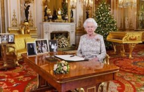 البيانو الذهبي.. بين صدام حسين والملكة إليزابيث