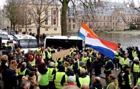 معترضان فرانسوی با رد مذاکره: با مردم مانند گدا رفتار نکنید