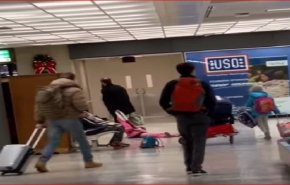 بالفيديو : حادث غريب لأب يجر ابنته داخل مطار مثل حقيبة السفر!

