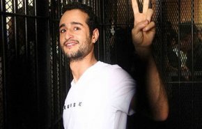 محكمة مصرية تقضي بالسجن 15 عاما على الناشط أحمد دومة