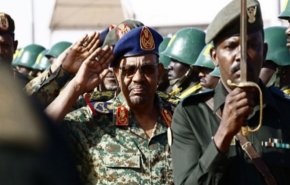 كيف علق الجيش السوداني على «استعداد» البشير لتسليم الحكم؟