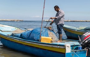  الاحتلال يعتقل صيادين فلسطينيين ويصادر قاربهما