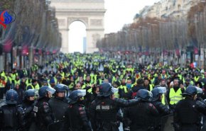 برگزاری یازدهمین شنبه اعتراضی در فرانسه/ حمله پلیس به معترضان با گاز اشک آور
