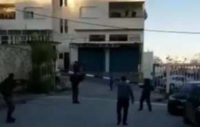 شاهد: إصابة فلسطيني برصاص الاحتلال في الخليل