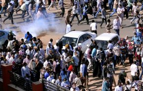  الشرطة السودانية تطلق الغاز المسيل للدموع على المتظاهرين!