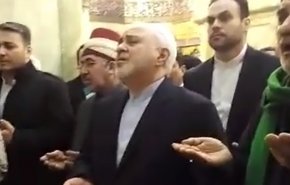 فيديو.. ظريف يزور مرقد الإمامين الكاظمين عليهما السلام