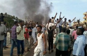 شرطة السودان تفرق المتظاهرين بالغاز المسيل للدموع