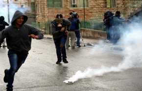 اصابات بين الشبان الفلسطينيين بمواجهات مع الاحتلال بالضفة الغربية