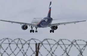 شاهد: لحظة اعتقال رجل فشل في محاولة خطف طائرة وسط روسيا