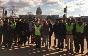 مسلمون ينظفون حدائق واشنطن في تحدٍ لإغلاق ترامب