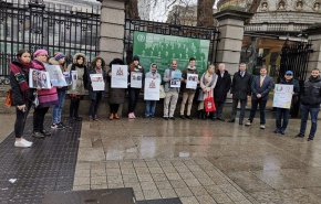 متضامنون أمام برلمان ايرلندا دعما لمعتقلي رأي البحرين