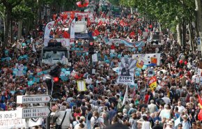فرانسه در بحران اعتراضات/ همزمان با جلیقه زردها این بار شال قرمزها و هواداران محیط زیست هم به خیابان ها آمدند