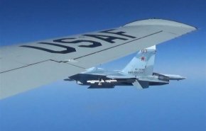 بالفيديو... مقاتلة روسية تعترض طائرة استطلاع أمريكية فوق البلطيق