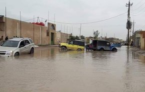 شاهد/ طلاب عراقيون يؤدون الامتحانات وسط مياه الأمطار