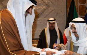 شاهد: هدية غير متوقعة من أمير قطر لنظيره الكويتي 