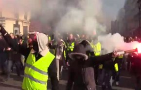 بالفيديو..اشتباكات بين الشرطة والمحتجين في باريس