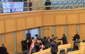بالفيديو.. مشاجرة بين نائبين في البرلمان الاردني حول سلطة العقبة