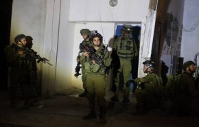 قوات الإحتلال الإسرائيلي تداهم مدينة البيرة وتعتقل شابا فلسطينيا