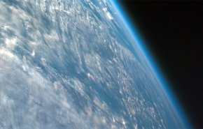 قمر صناعي روسي يكتشف ظواهر عجيبة في الغلاف الجوي للأرض