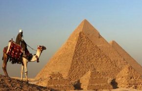 مصر تعلق على 'سحب الجنسية' ممن لم يزوروا الأهرامات