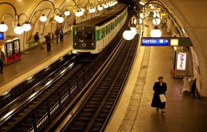 إصابة شخص في مترو باريس في هجوم بمادة حارقة