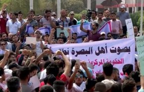 المتظاهرون في البصرة يرفعون نعشا رمزيا إحتجاجاً على سوء الخدمات