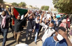 شاهد كر وفر بين شرطة السودان والمتظاهرين