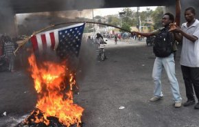 إحراق العلم الامريكي ورفع العلم الروسي في احتجاجات هايتي