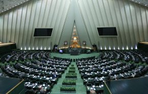 برلمان ايران يلزم الحكومة ببيع النفط الخام في بورصة محلية