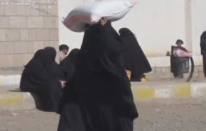 صنعاء .. منظمات محلية توزع المساعدات الغذائية على المحتاجين
