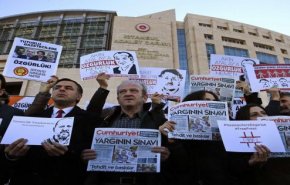 محكمة تركية تؤيد سجن 14 من صحفيي 