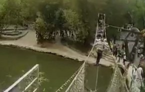 شاهد: مزاح السياح يتسبب في انهيار جسر في الصين 