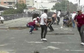 محموله های آمریکایی بالاخره منجر به درگیری و کشتار در ونزوئلا شد/  درگیری ها در مرز ونزوئلا 2 کشته و 300 زخمی برجا گذاشت