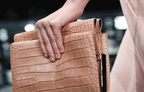 بريطانية تبحث عن مصمم ازياء لصنع حقيبة يد من جلدها