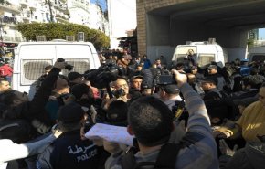 الأمن الجزائري يعتقل عشرات الصحفيين
